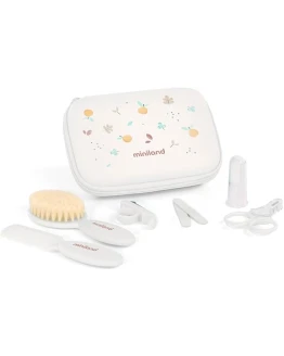 Miniland Babykit Colección Valencia con diferentes utensilios para el cuidado del bebé con un bonito neceser. Foto de portada de Miniland Babykit Colección Valencia con diferentes utensilios para el cuidado del bebé con un bonito neceser.