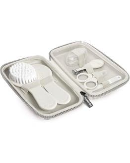 Suavinex, Neceser Set Manicura para Bebés, +0M, Kit Cuidado del Bebé con Cepillo, Peine, Cepillo Dental, Tijeritas, Lima y Cortaúñas. Neceser Impermeable con Cremallera, Gris Foto de portada de Suavinex, Neceser Set Manicura para Bebés, +0M, Kit Cuidado del Bebé con Cepillo, Peine, Cepillo Dental, Tijeritas, Lima y Cortaúñas. Neceser Impermeable con Cremallera, Gris